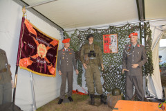 Fahne des Kameradenkreis CvC und NVA-Uniformen
