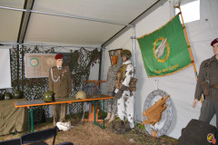 Fahne der Berliner Kameradschaft und polnische Uniformen